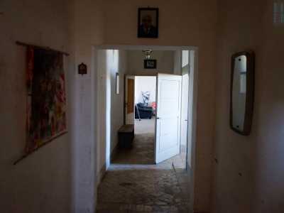 All�interno � comunque ancora presente il pavimento originario. In un corridoio si presenta con mattoni in cotto montati a spina di pesce...